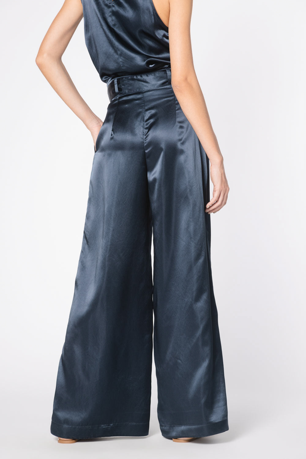 Pantalón Lonné de la marca FV-2025-800, pantalones de tela con diseño moderno y ajuste cómodo, en color gris claro.