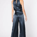 Pantalón Lonné de la marca FV-2025-800, pantalones de corte recto en color gris, con bolsillos frontales y cinturilla ajustable.