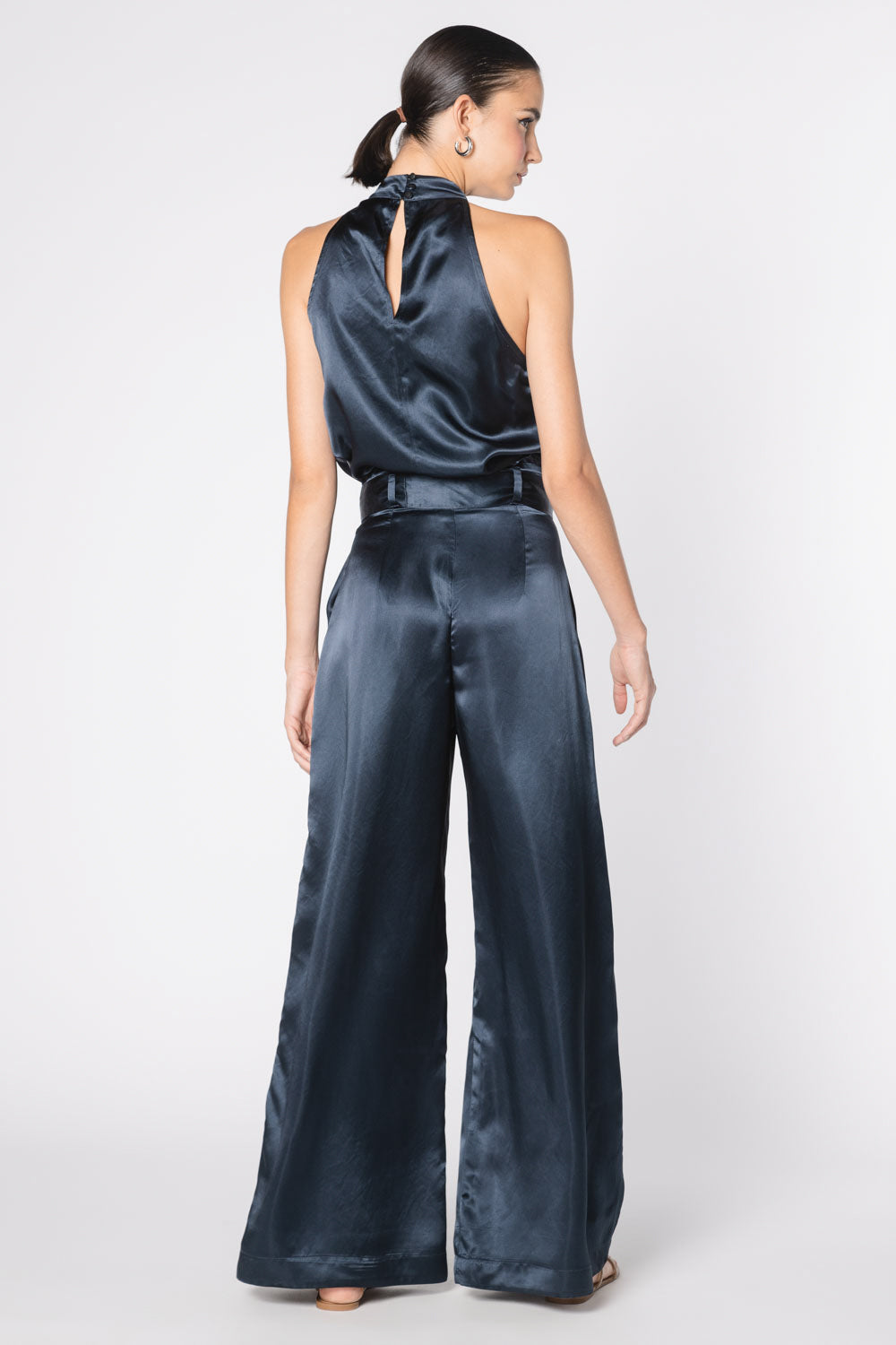 Pantalón Lonné de la marca FV-2025-800, pantalones de corte recto en color gris, con bolsillos frontales y cinturilla ajustable.