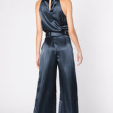 Pantalón Lonné de la marca FV-2025-800, pantalones de corte recto en color gris, con bolsillos frontales y cinturilla ajustable.