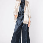 Chaqueta blazer Vrede de FV-2025-902 en color gris, con ajuste elegante y diseño moderno, vista frontal en la imagen.