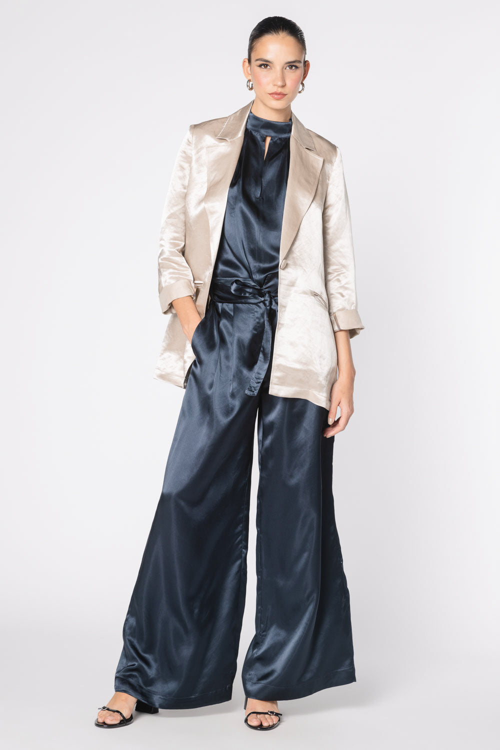 Chaqueta blazer Vrede de FV-2025-902 en color gris, con ajuste elegante y diseño moderno, vista frontal en la imagen.