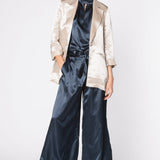 Chaqueta blazer Vrede de FV-2025-902 en color gris, con ajuste elegante y diseño moderno, vista frontal en la imagen.