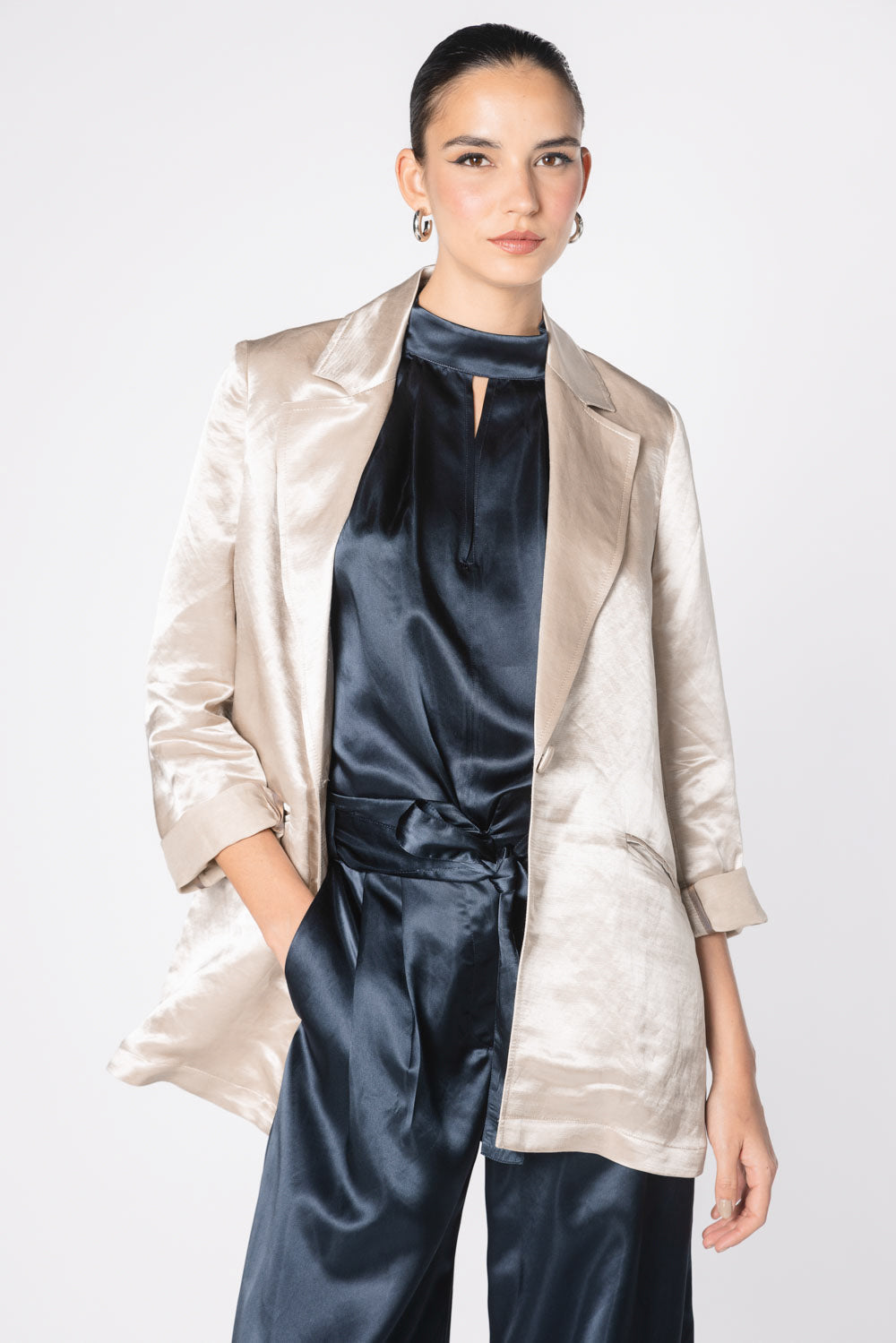 Chaqueta blazer Vrede de la marca FV-2025-902, vista frontal con diseño elegante y corte ajustado.