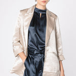 Chaqueta blazer Vrede de la marca FV-2025-902, vista frontal con diseño elegante y corte ajustado.