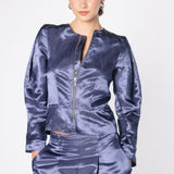 Chaqueta Kanel de la marca FV-2025-900, en color gris, con diseño moderno y cierre frontal, sobre fondo neutro.
