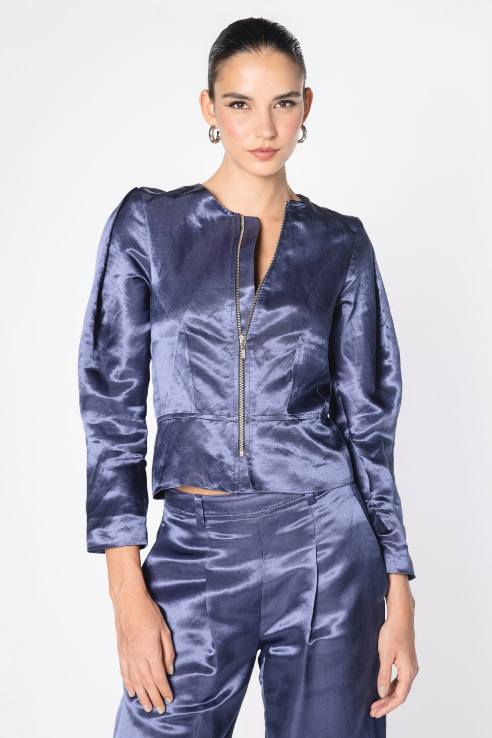 Chaqueta Kanel de la marca FV-2025-900, con diseño moderno y detalles en la parte frontal, perfecta para estilo casual.