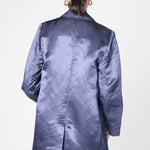 Chaqueta blazer Vrede de FV-2025-902 en color neutro, corte elegante y detalles modernos, vista frontal en fondo blanco