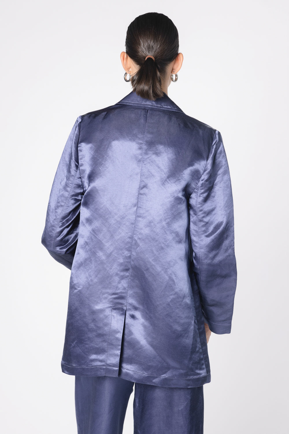 Chaqueta blazer Vrede de FV-2025-902 en color neutro, corte elegante y detalles modernos, vista frontal en fondo blanco