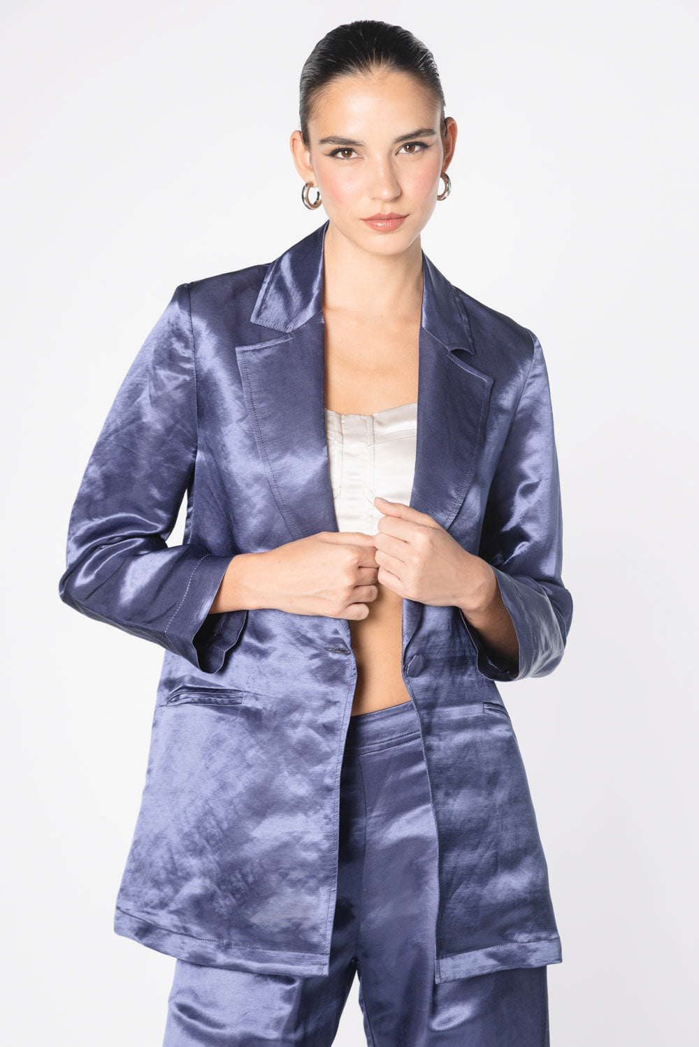 Chaqueta blazer Vrede de FV-2025-902, estilo moderno en color gris con detalles elegantes y corte ajustado.