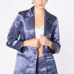Chaqueta blazer Vrede de FV-2025-902, estilo moderno en color gris con detalles elegantes y corte ajustado.