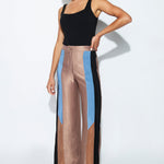 Pantalón O-2023-817 Foils Ginger de pantalones, color marrón con diseño moderno, mostrando la prenda colgada en modo casual
