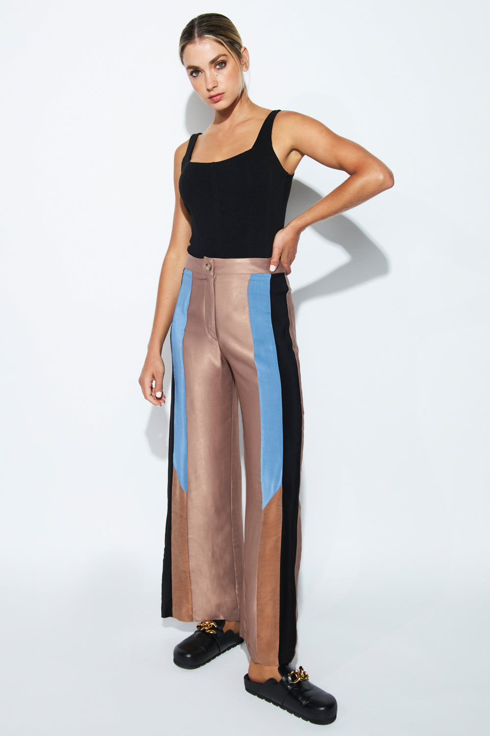 Pantalón O-2023-817 Foils Ginger de pantalones, color marrón con diseño moderno, mostrando la prenda colgada en modo casual