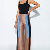 Pantalón O-2023-817 Foils Ginger de pantalones, color marrón con diseño moderno, mostrando la prenda colgada en modo casual