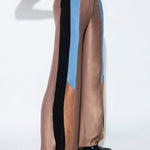 Pantalón O-2023-817 Foils Ginger para mujer, diseño moderno en tela suave, con patrón único y ajuste cómodo.