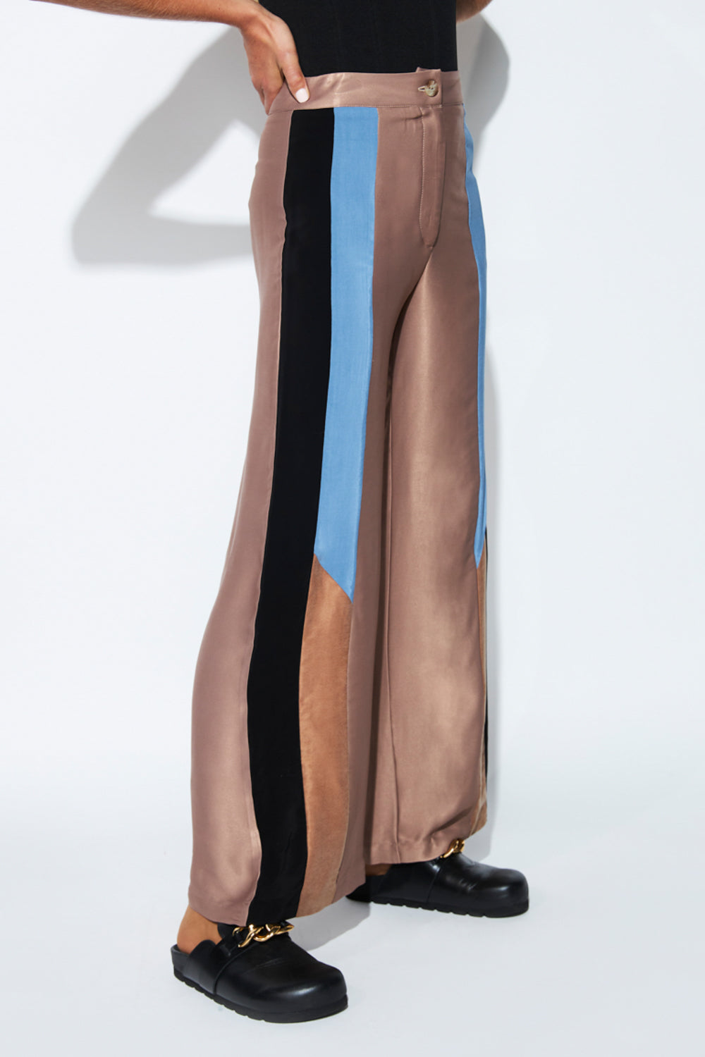 Pantalón O-2023-817 Foils Ginger para mujer, diseño moderno en tela suave, con patrón único y ajuste cómodo.
