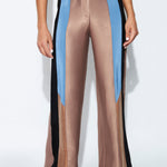 Pantalón O-2023-817 Foils Ginger de pantalones, diseño moderno en tela con detalles en tonos naranjas y beige.