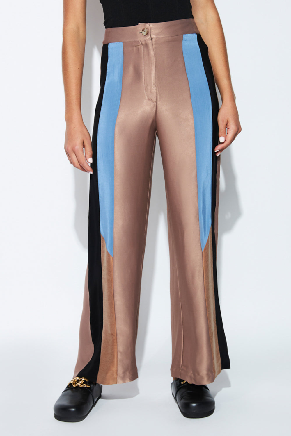 Pantalón O-2023-817 Foils Ginger de pantalones, diseño moderno en tela con detalles en tonos naranjas y beige.