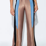 Pantalón O-2023-817 Foils Ginger de pantalones, diseño moderno en tela con detalles en tonos naranjas y beige.