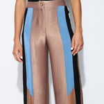 Pantalón O-2023-817 Foils Ginger de pantalones con diseño moderno y detalles en colores vibrantes.