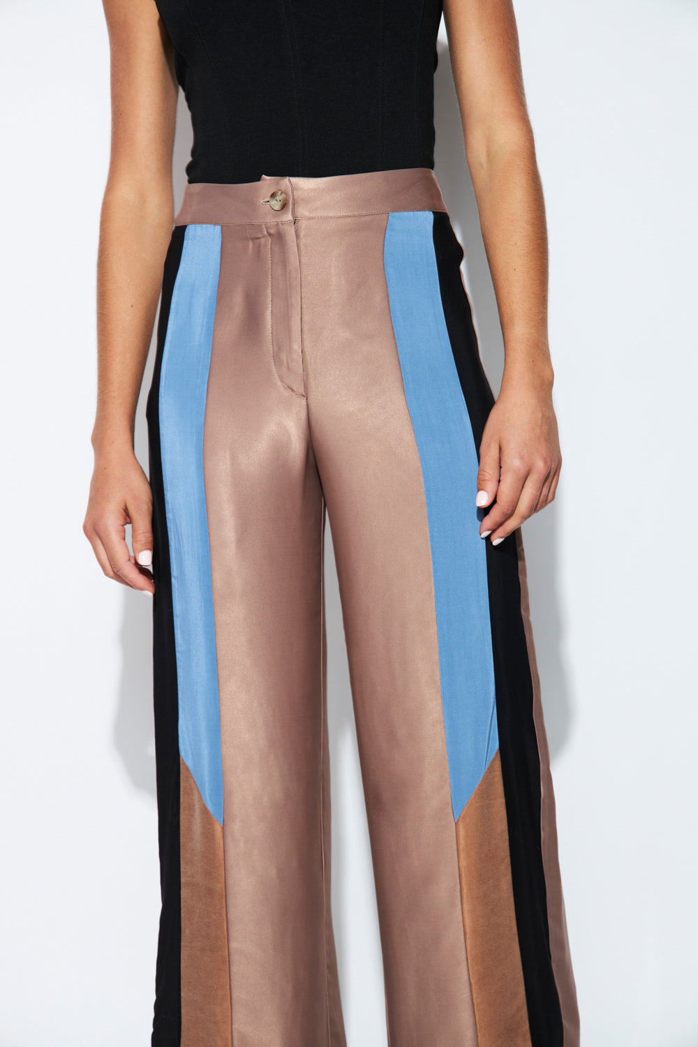 Pantalón O-2023-817 Foils Ginger de pantalones con diseño moderno y detalles en colores vibrantes.
