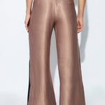 Pantalón Foils Ginger de la marca O-2023-817, pantalones de moda en color Ginger, vista frontal del producto.