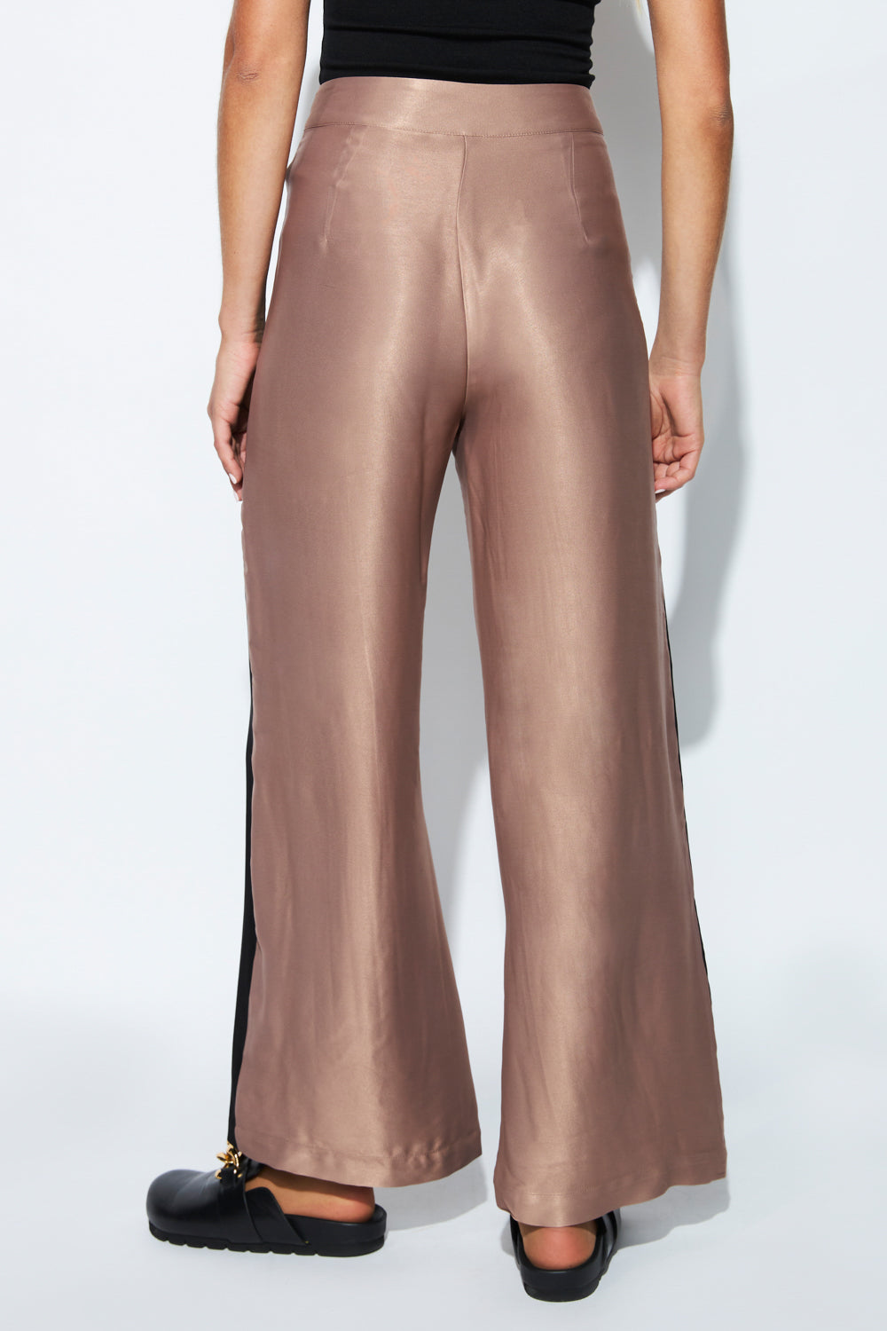 Pantalón Foils Ginger de la marca O-2023-817, pantalones de moda en color Ginger, vista frontal del producto.