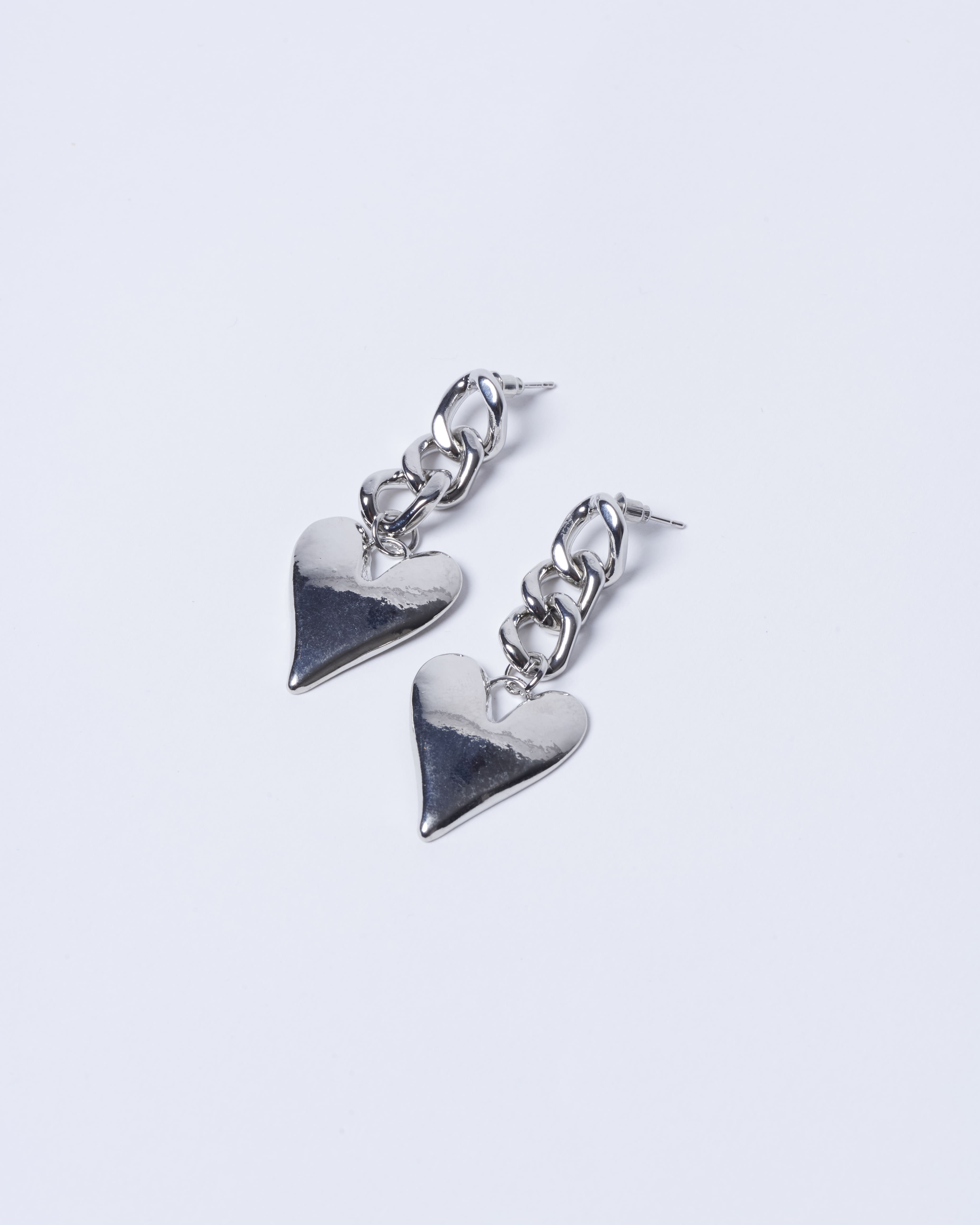 Aros Hearting de la marca BV-2024-280, diseño elegante en forma de corazón, con acabado brillante y detalles finos.
