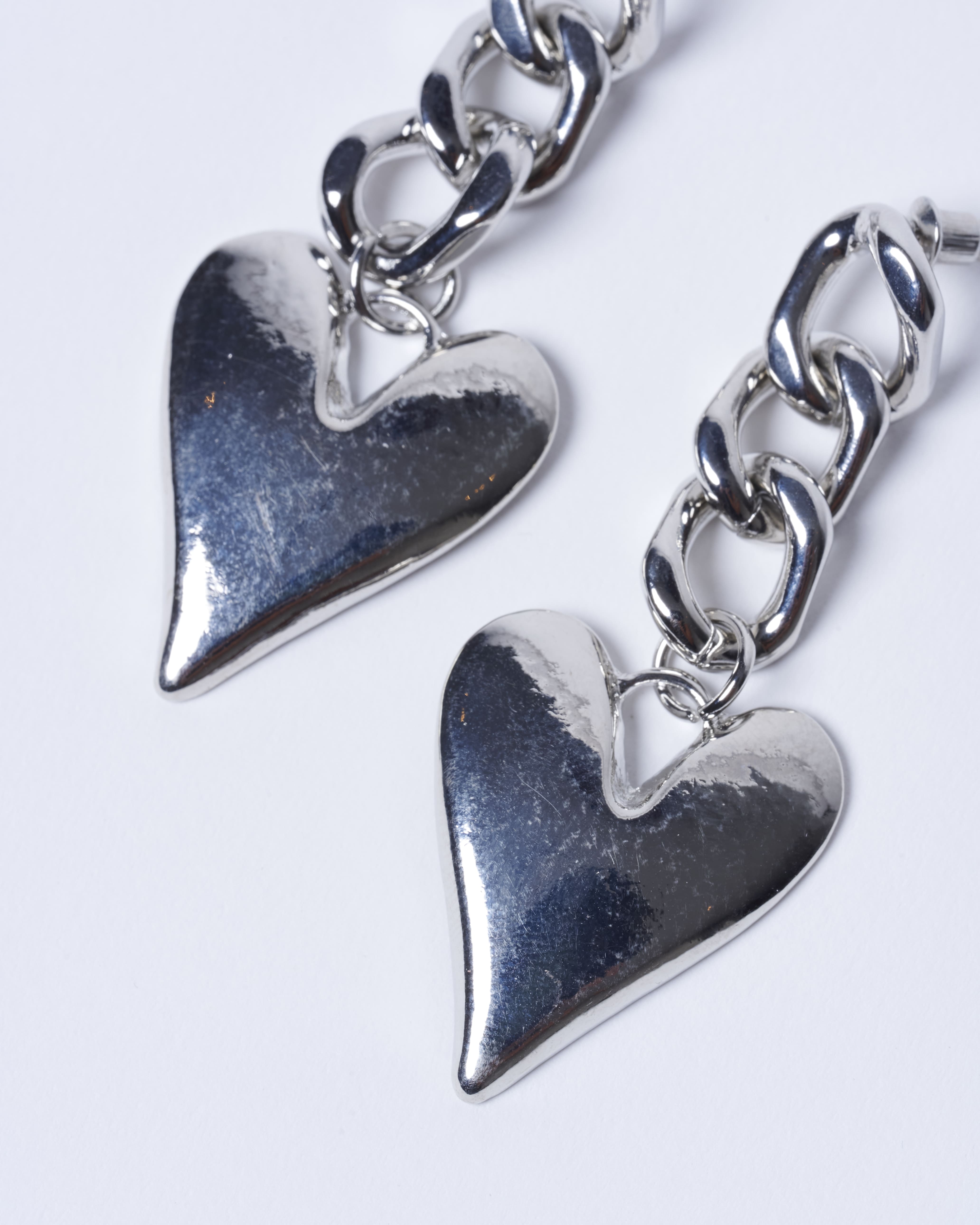 Aros Hearting de la marca BV-2024-280, pendientes en forma de corazón con diseño elegante y moderno.