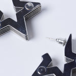 Aros Superstar Silver de BV-2024-276, modernos y brillantes, con acabado plateado y diseño elegante para lucir en ocasiones especiales.