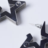Aros Superstar Silver de BV-2024-276, modernos y brillantes, con acabado plateado y diseño elegante para lucir en ocasiones especiales.