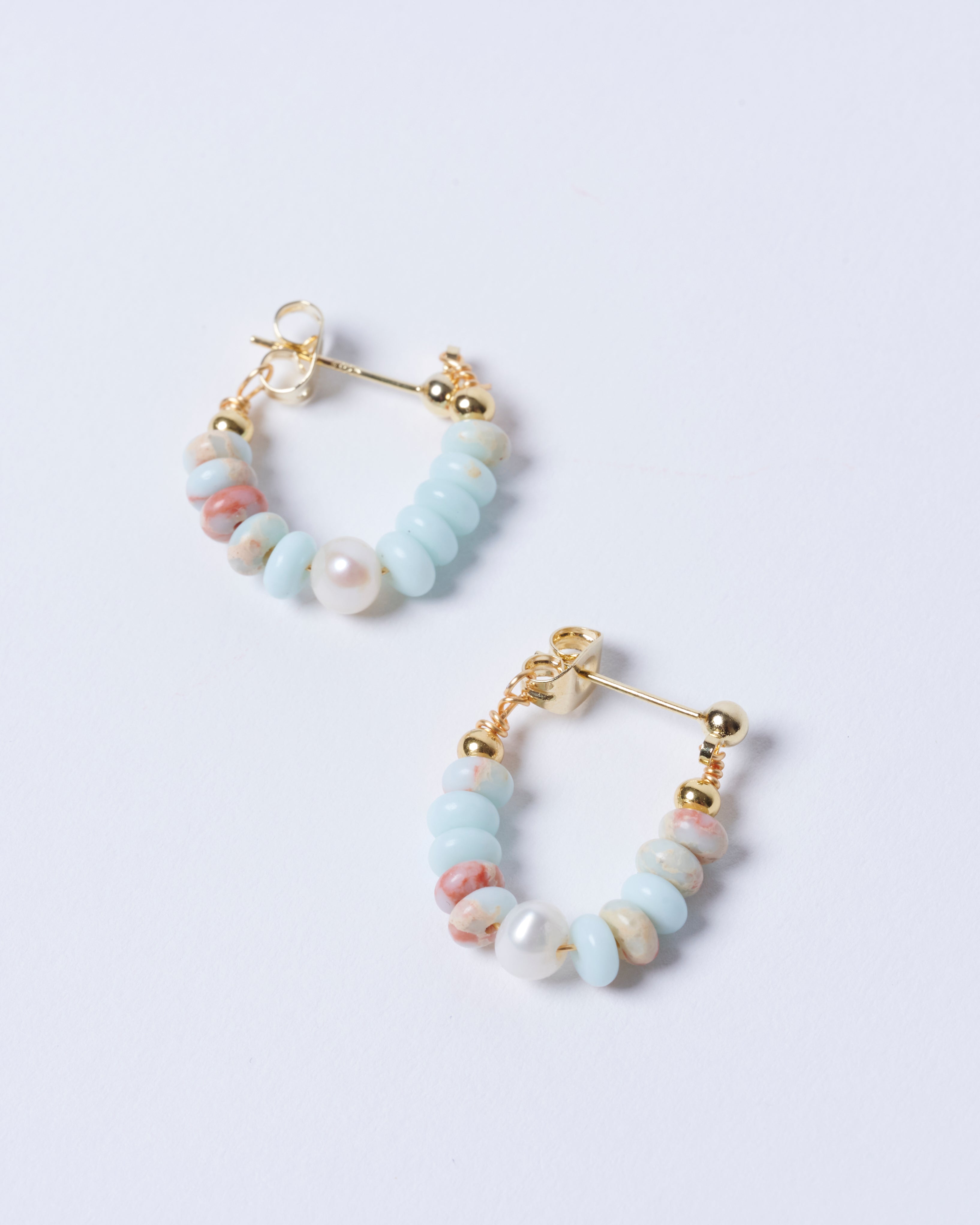 Aros Cyvele de accesorios en acabado dorado, con diseño elegante y moderno, perfectos para complementar tu estilo.