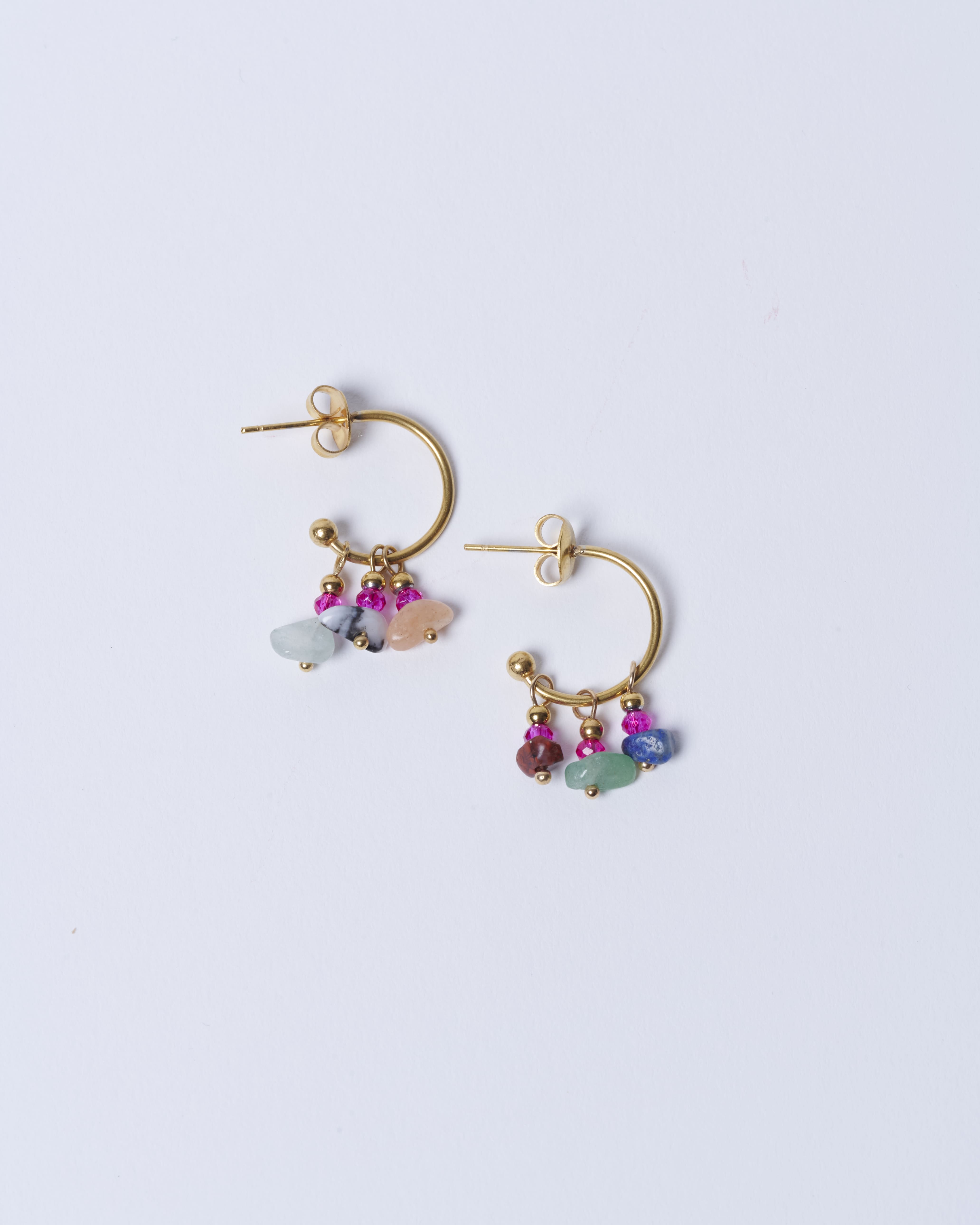 Aros de accesorios BV-2025-272, diseño elegante y moderno, visibles en la imagen, ideales para complementar estilos.