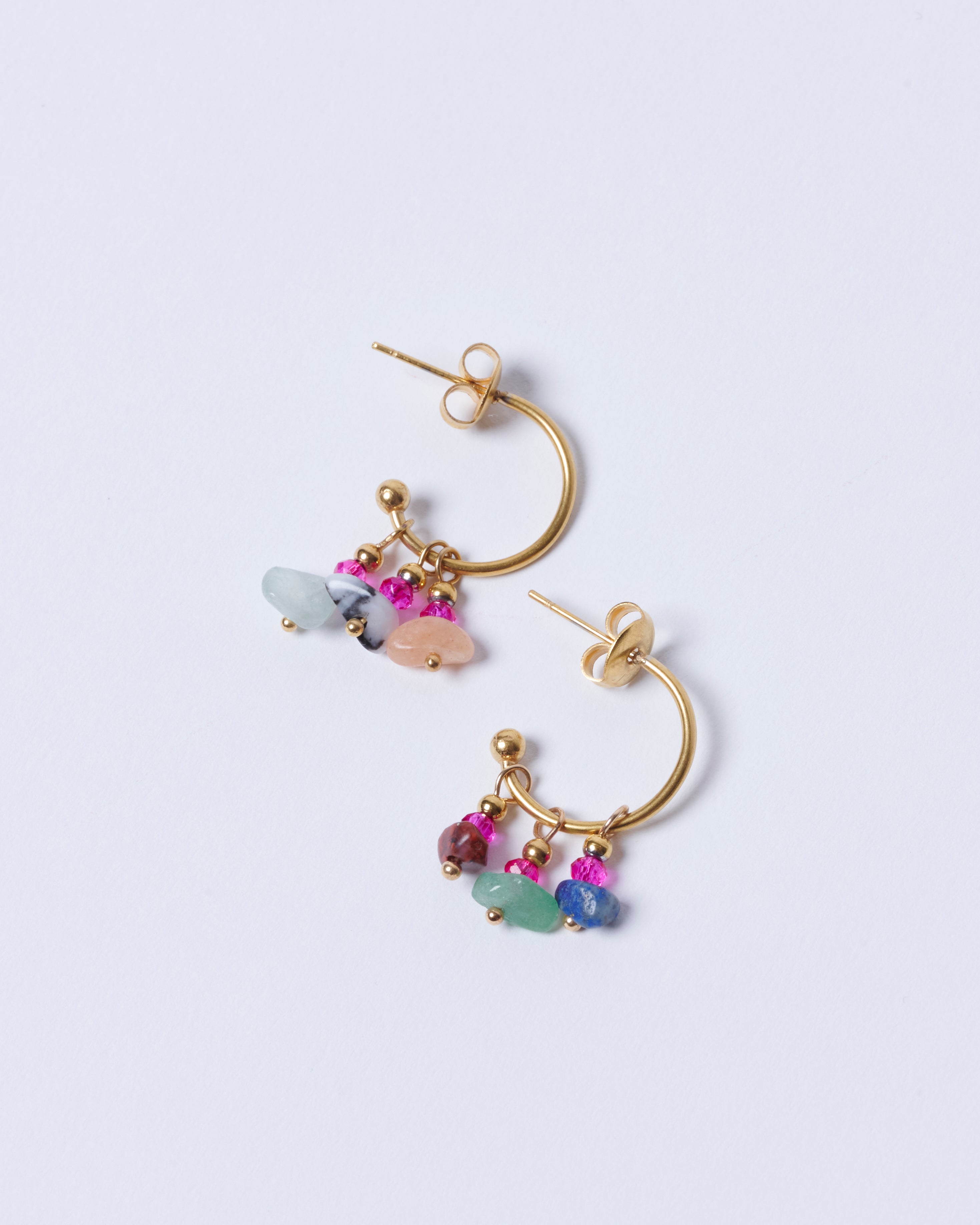 Aros de accesorios BV-2025-272 en acabado dorado con diseño elegante y moderno, visibles en la imagen.