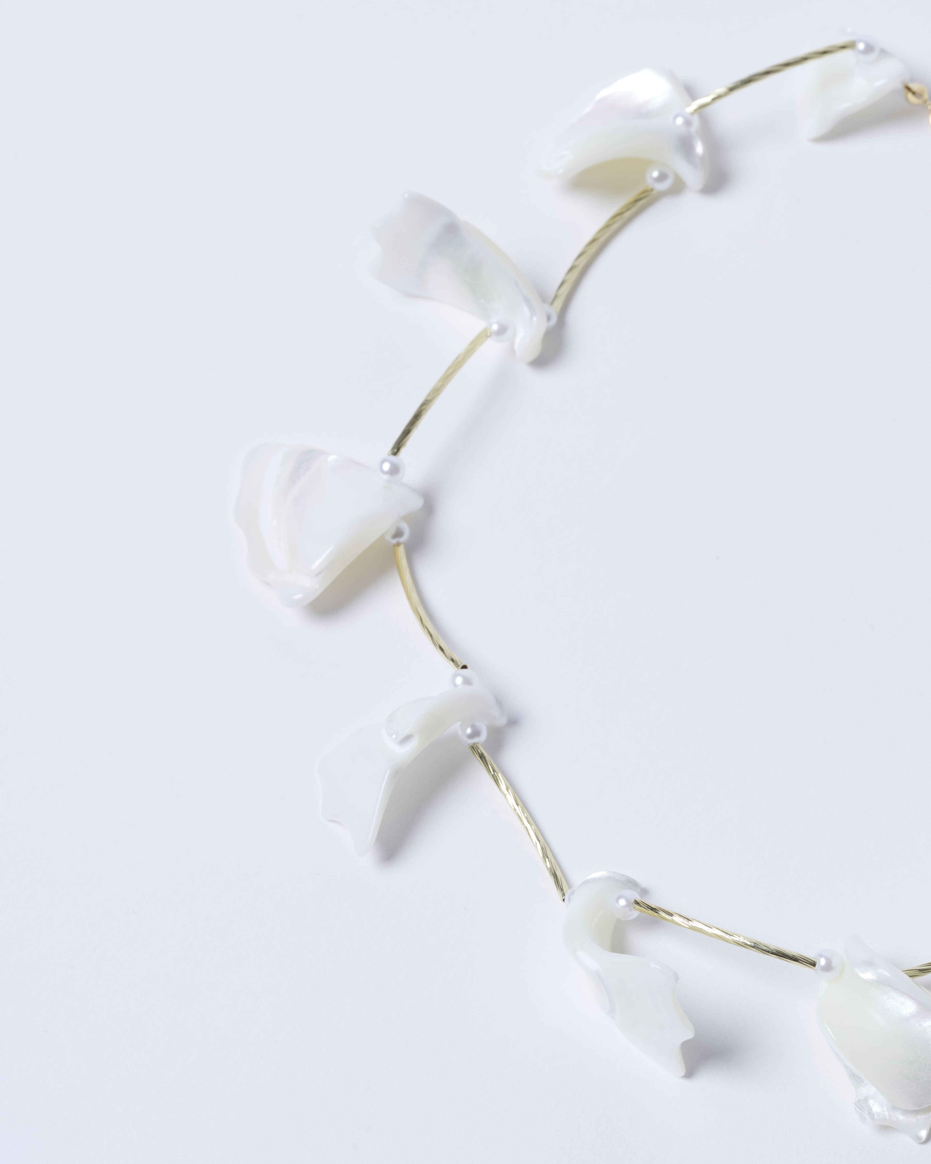 Collar Anise de la marca BV-2025-129, accesorio elegante con detalles metálicos y diseño moderno en la imagen.