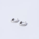 Aros Olave de plata, diseño elegante y moderno, mostrados en primer plano con detalles brillantes y acabado pulido.