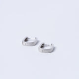 Aros Olave de plata, diseño elegante y moderno, mostrados en primer plano con detalles brillantes y acabado pulido.