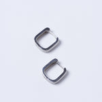 Aros Olave de plata de la marca BI-2024-230, estilo elegante y moderno, con diseño singular y acabado brillante.