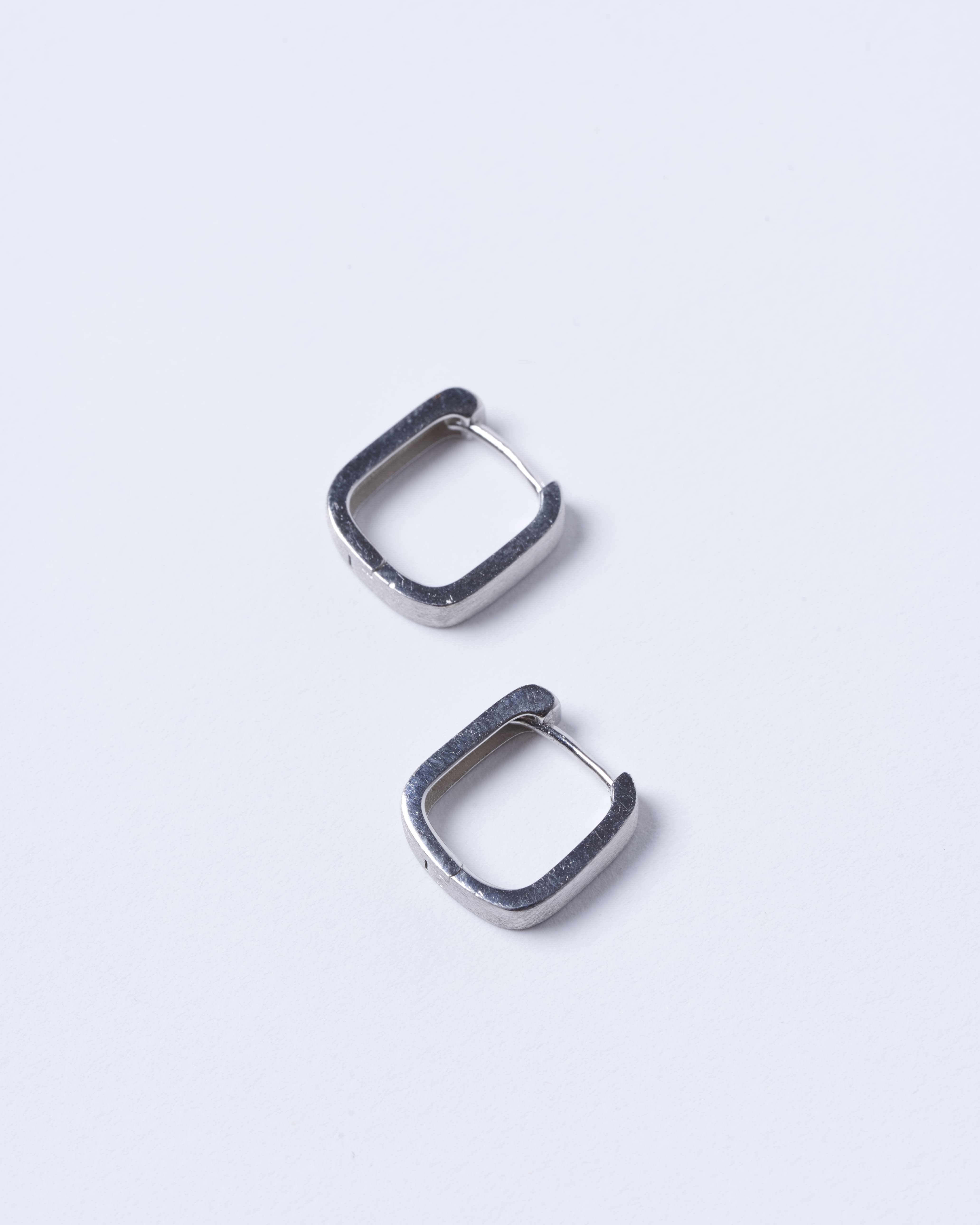 Aros Olave de plata de la marca BI-2024-230, estilo elegante y moderno, con diseño singular y acabado brillante.