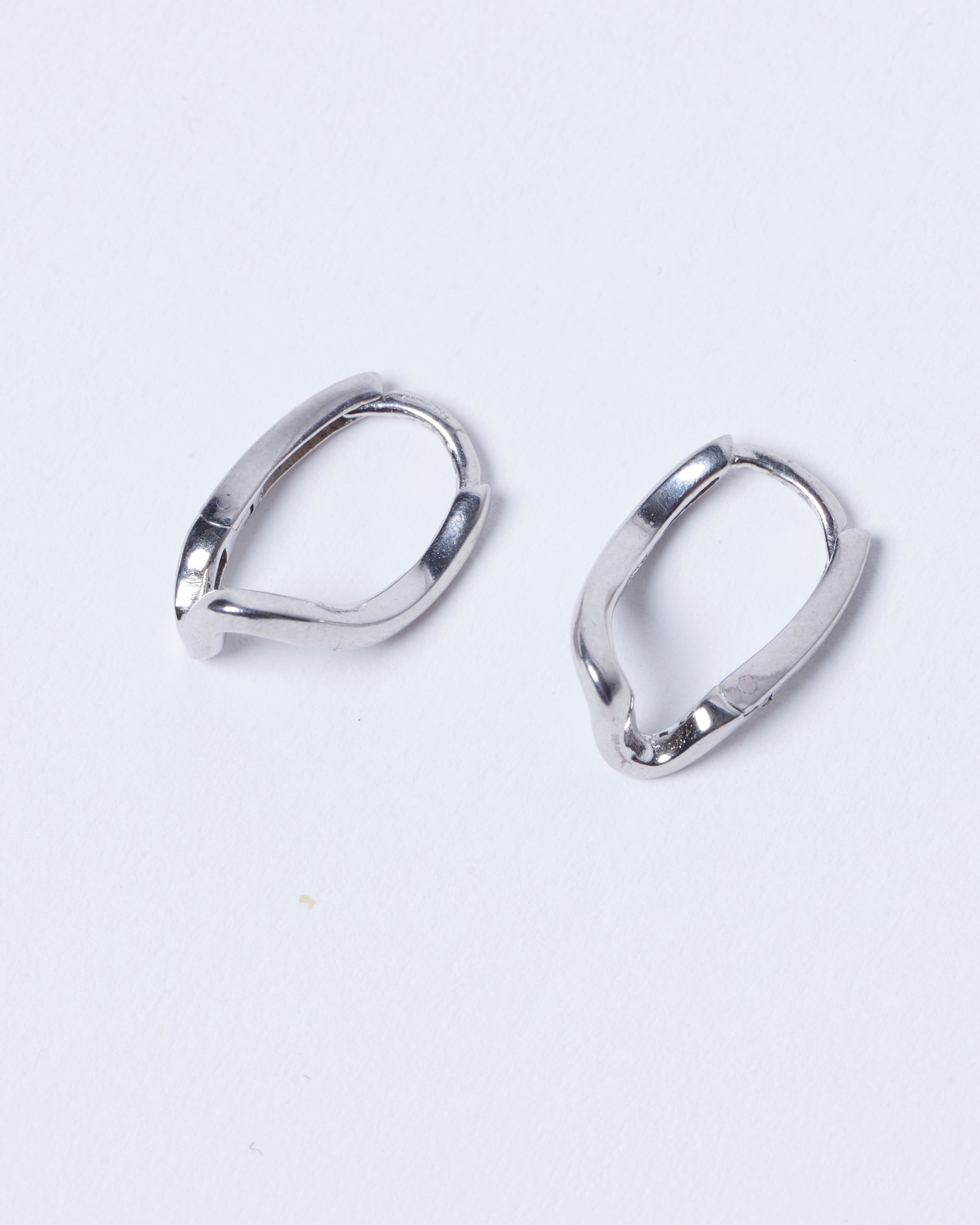 Aros Simona en plata de la marca BV-2023-206, diseño elegante y moderno, visibles en la imagen.