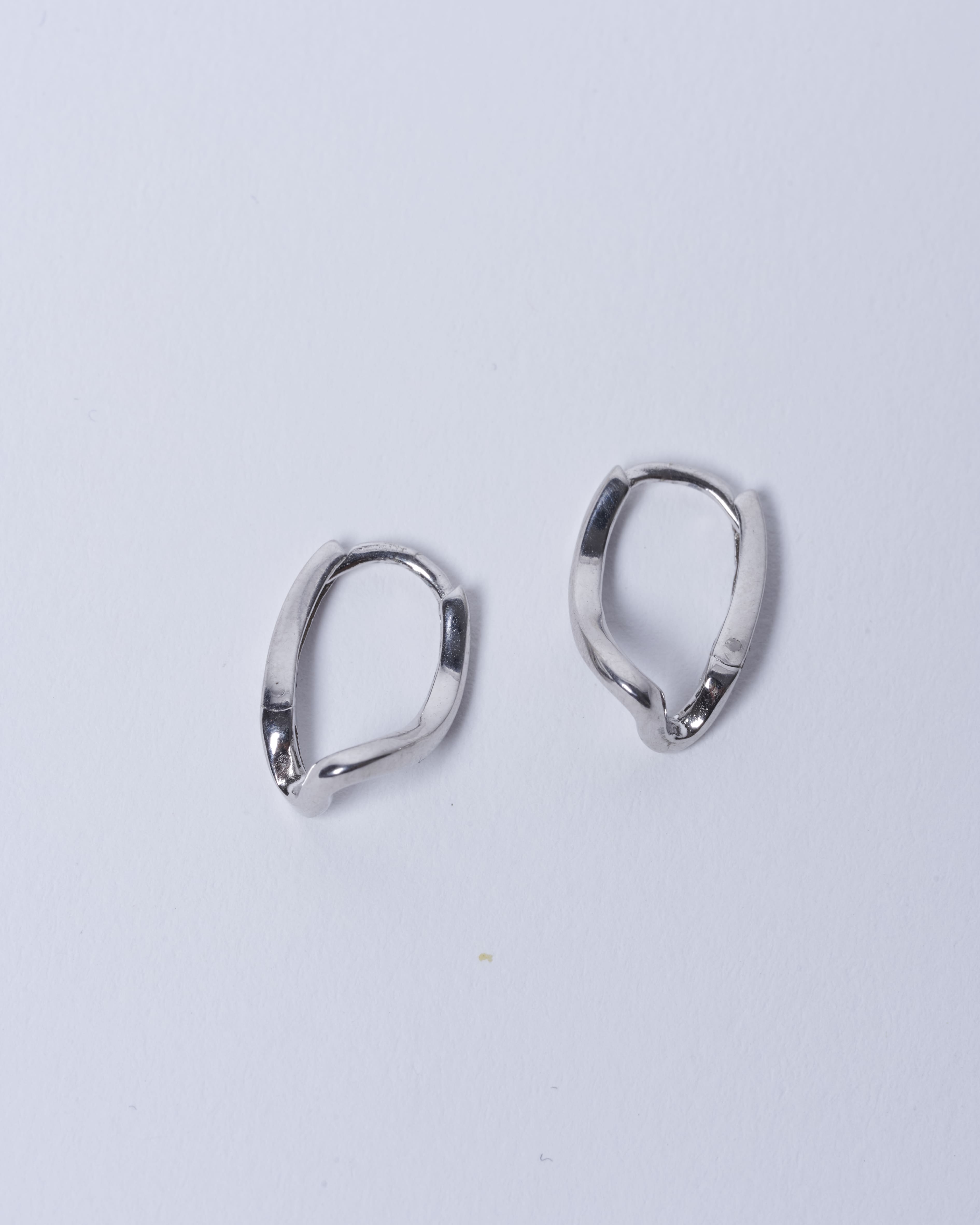 Aros Simona de plata de la marca BV-2023-206, diseño elegante y moderno, mostrados en primer plano.