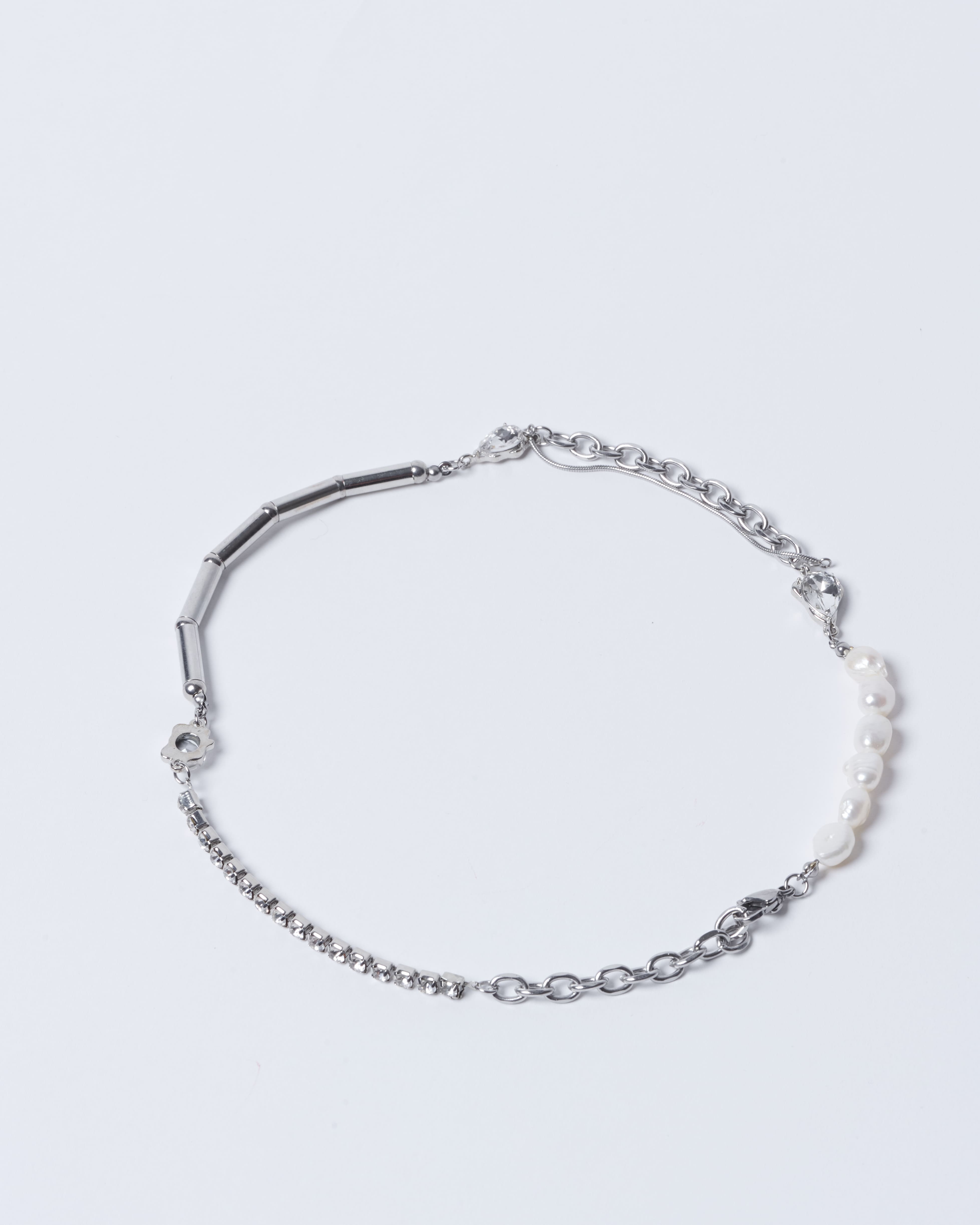 Collar Maryland de la marca BV-2024-107, accesorio de moda con diseño elegante y detalles metálicos.