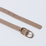 Cinturón beige con detalles en color cereza, accesorio de la marca BV-2025-103, visible en la imagen.