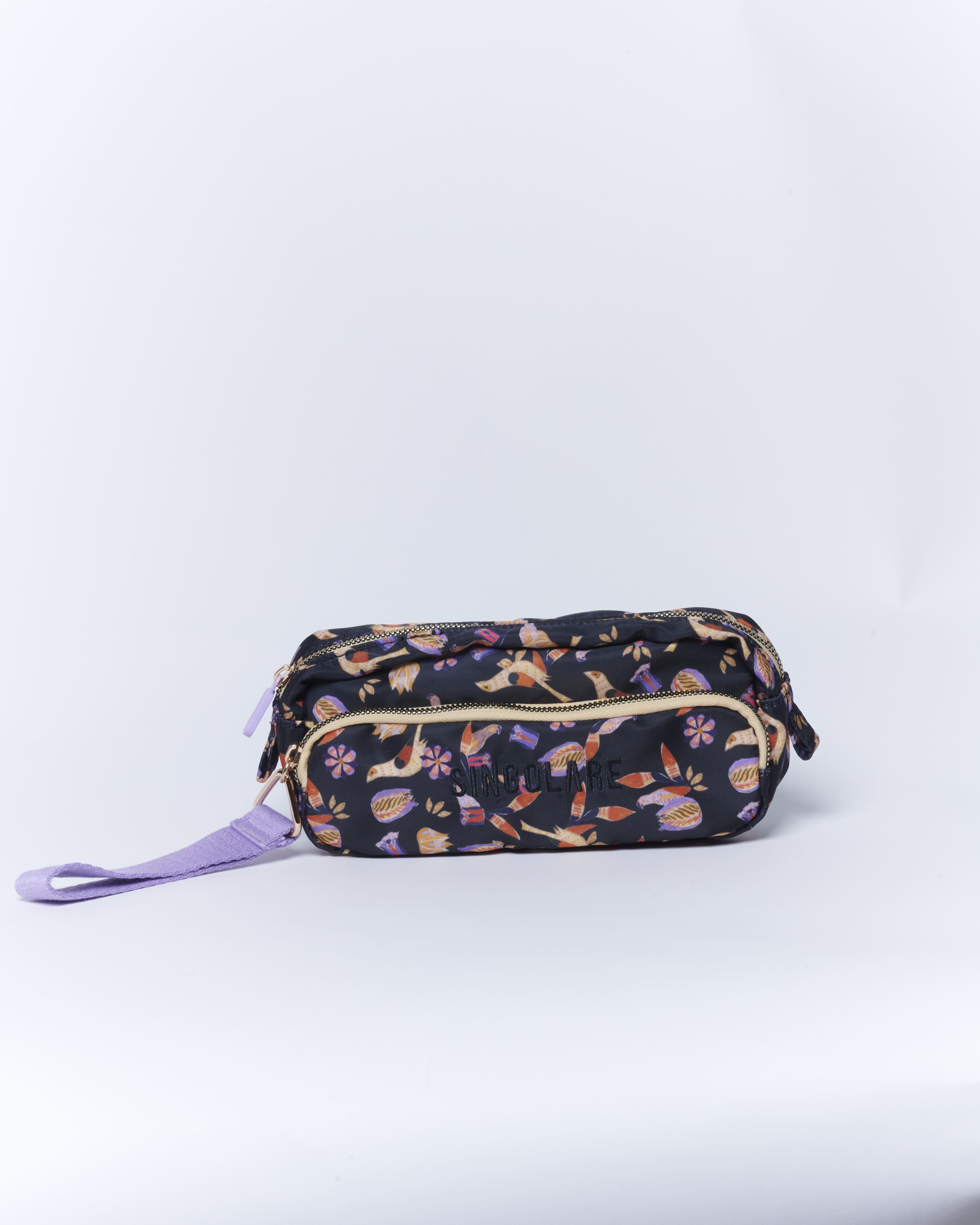 Accesorios cosmetiquero Sofia de la marca AV-2025-507, con compartimentos y diseño compacto para organización de maquillaje.