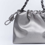 Clutch Emily Silver de accesorios, bolso pequeño con acabado plateado, ideal para eventos elegantes y ocasiones especiales.