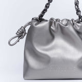 Clutch Emily Silver de accesorios, bolso pequeño con acabado plateado, ideal para eventos elegantes y ocasiones especiales.