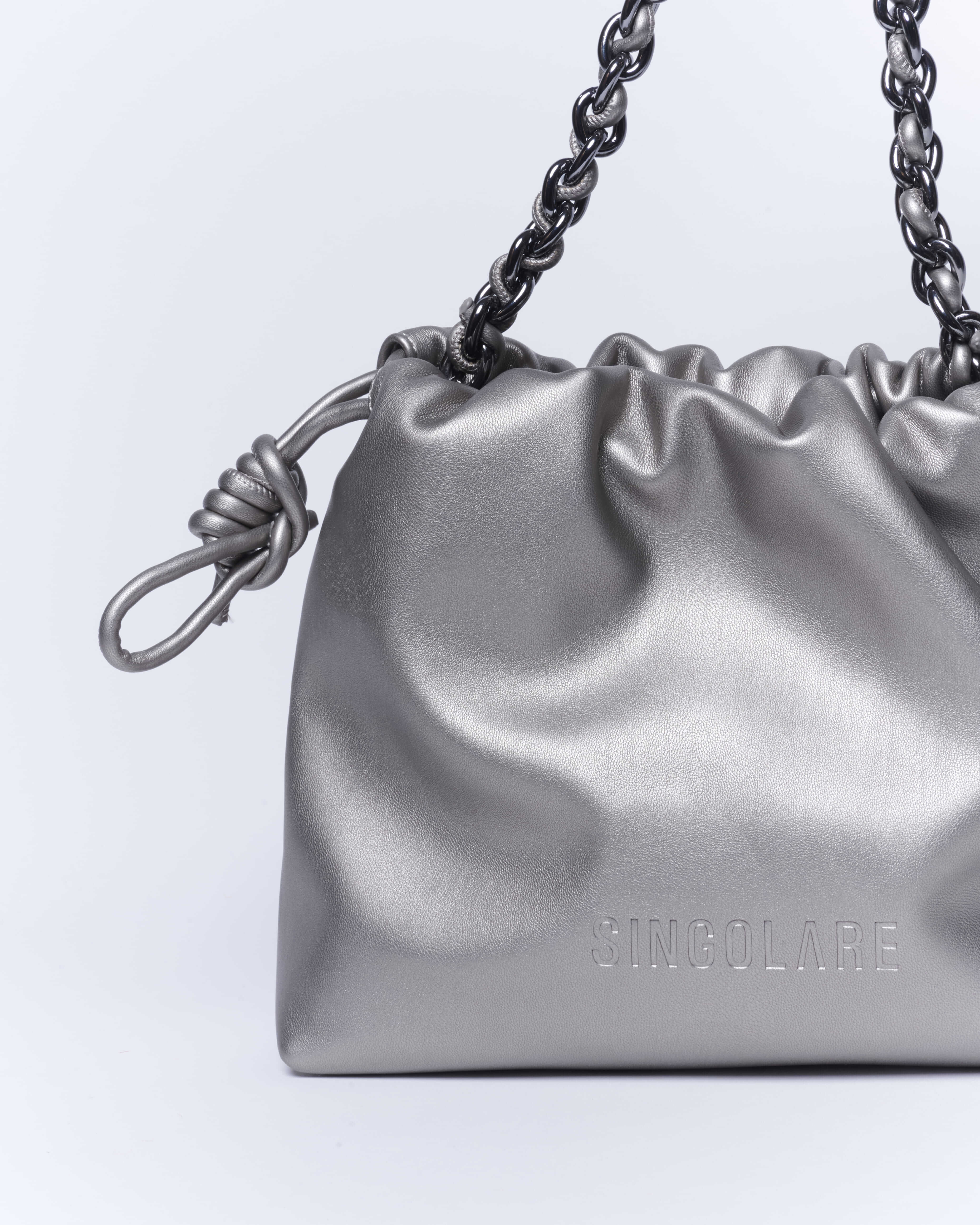 Clutch Emily Silver de accesorios, bolso pequeño con acabado plateado, ideal para eventos elegantes y ocasiones especiales.