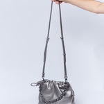 Clutch Emily Silver de accesorios, bolso pequeño y elegante en tono plateado con detalles brillantes.