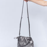 Clutch Emily Silver de accesorios, bolso pequeño y elegante en tono plateado con detalles brillantes.