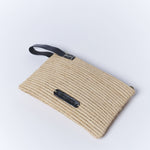 Clutch negra de accesorios AV-2025-607, bolso compacto con textura elegante y cierre metálico brillante en imagen.